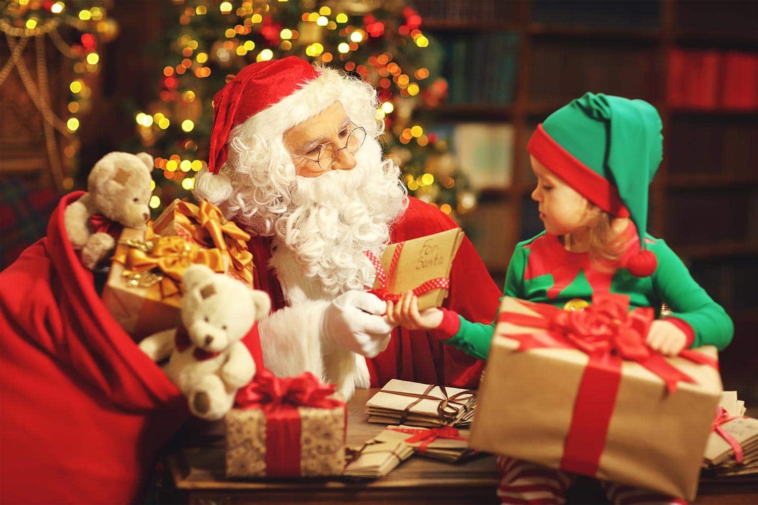 Tomte som läser julrim för en julnisse.