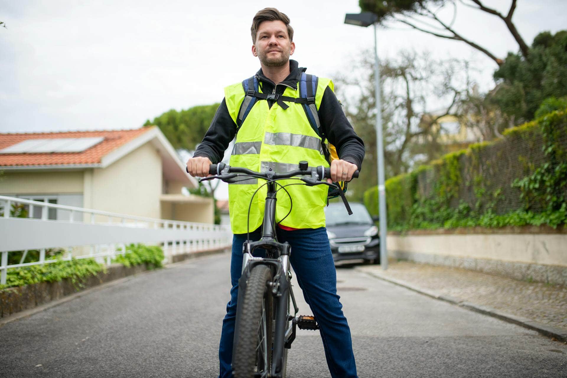Man med reflexer på sin väst.