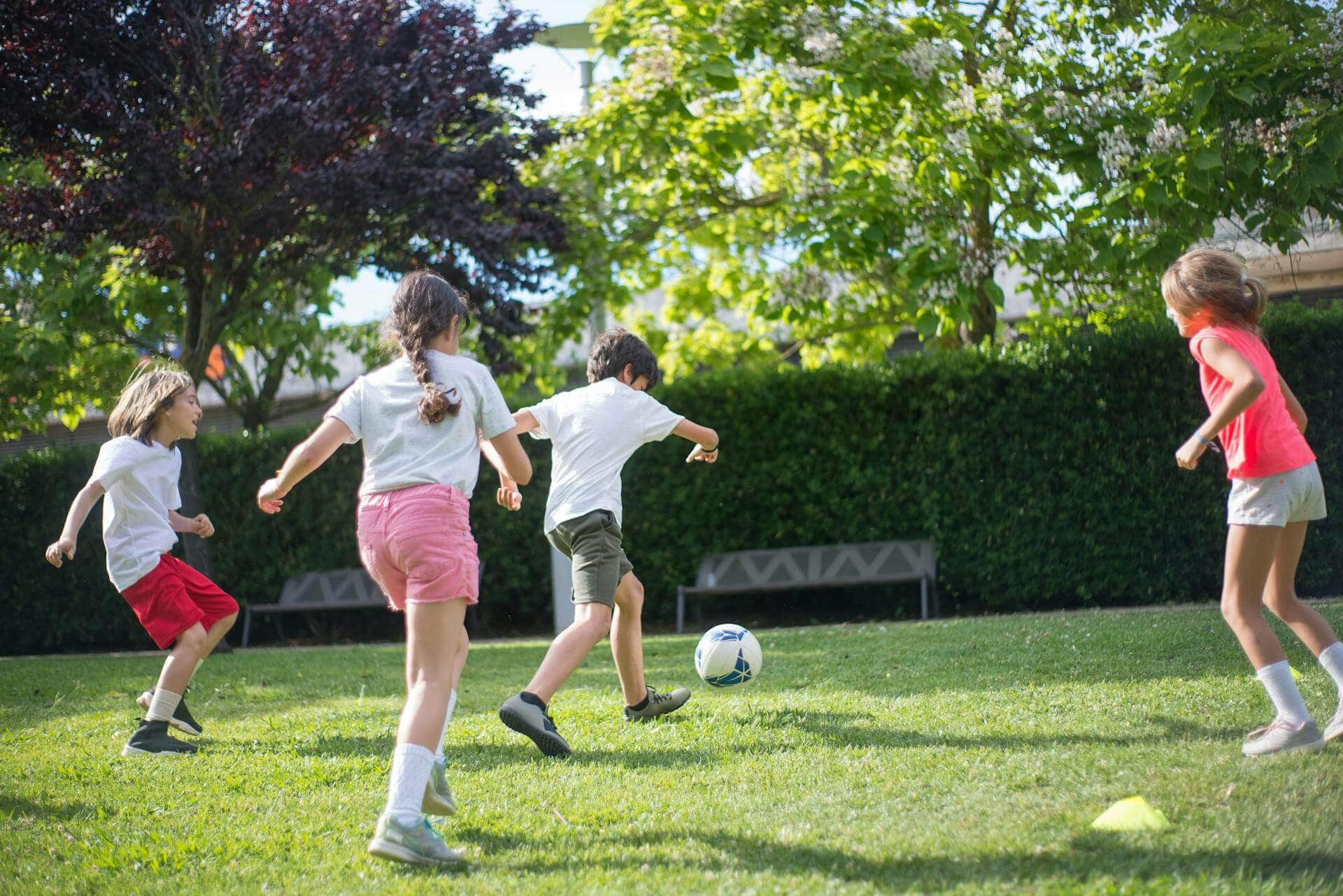 Spela fotboll kan man göra bland sportlovsaktiviteter.