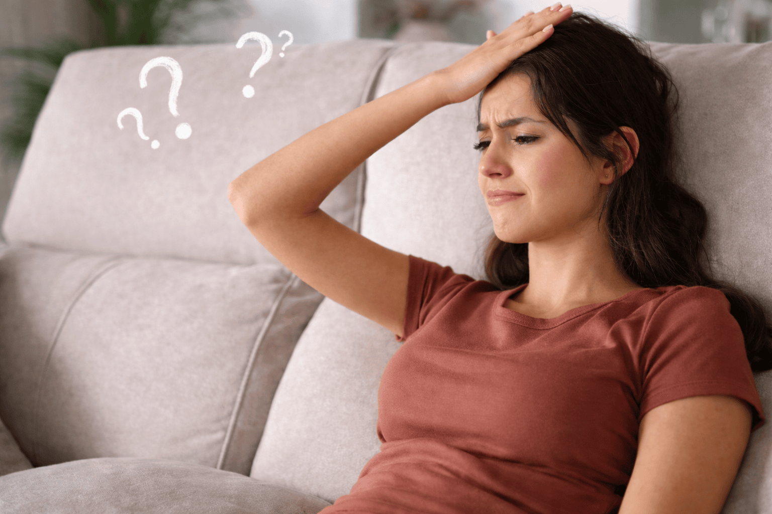 Kvinna som har ett borttappat simkort och inte vet var hon lagt det.