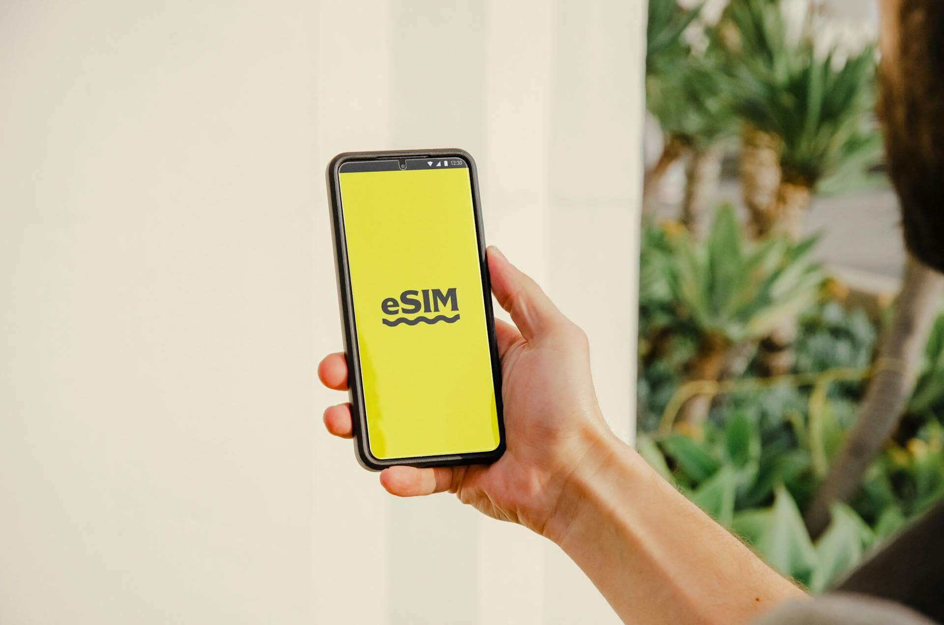 E simkort, även kallat elektronisk sim kort, på mobiltelefon.