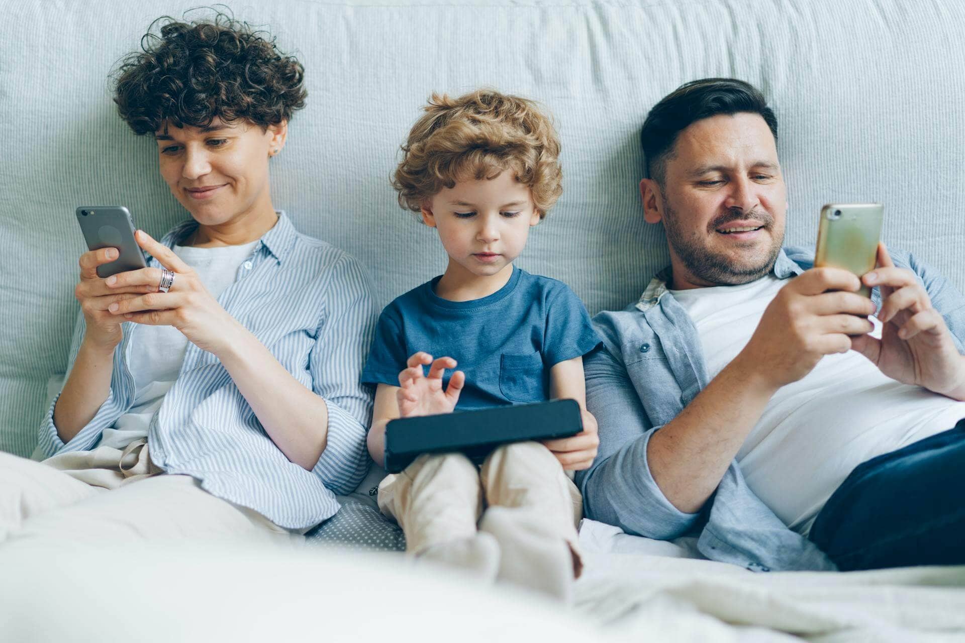 Pappa med barn som delar det bästa familjeabonnemanget.