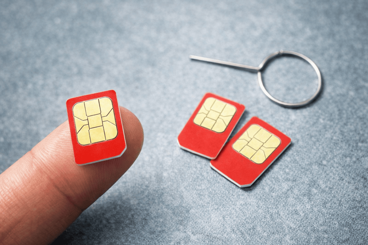 Tre stycken Micro sim kort med simkortsverktyg.