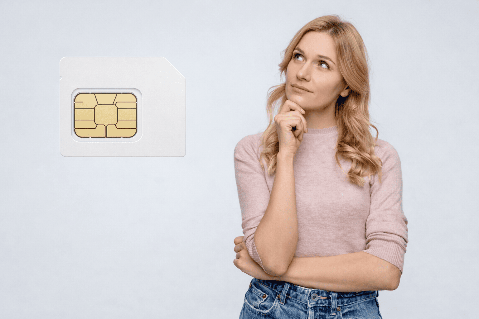 En blond kvinna som funderar på att köpa nytt simkort.