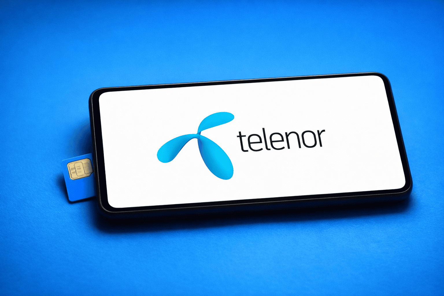 Telefon med telenor-loggan. Så gör du för att aktivera sim kort Telenor, även kallat Telenor simkort.