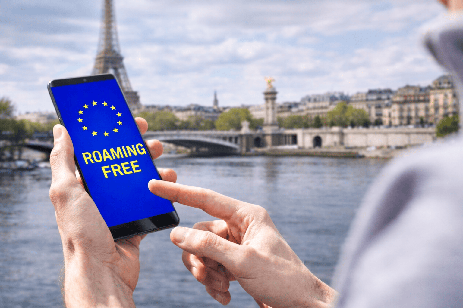 En man som ser hur roaming i EU fungerar i Paris.
