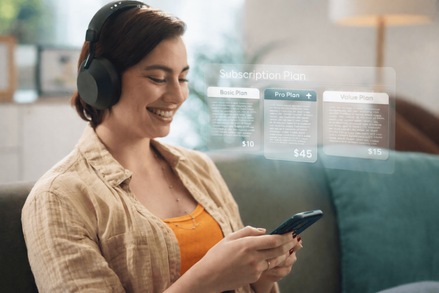 Glad kvinna som ska välja simkort abonnemang.