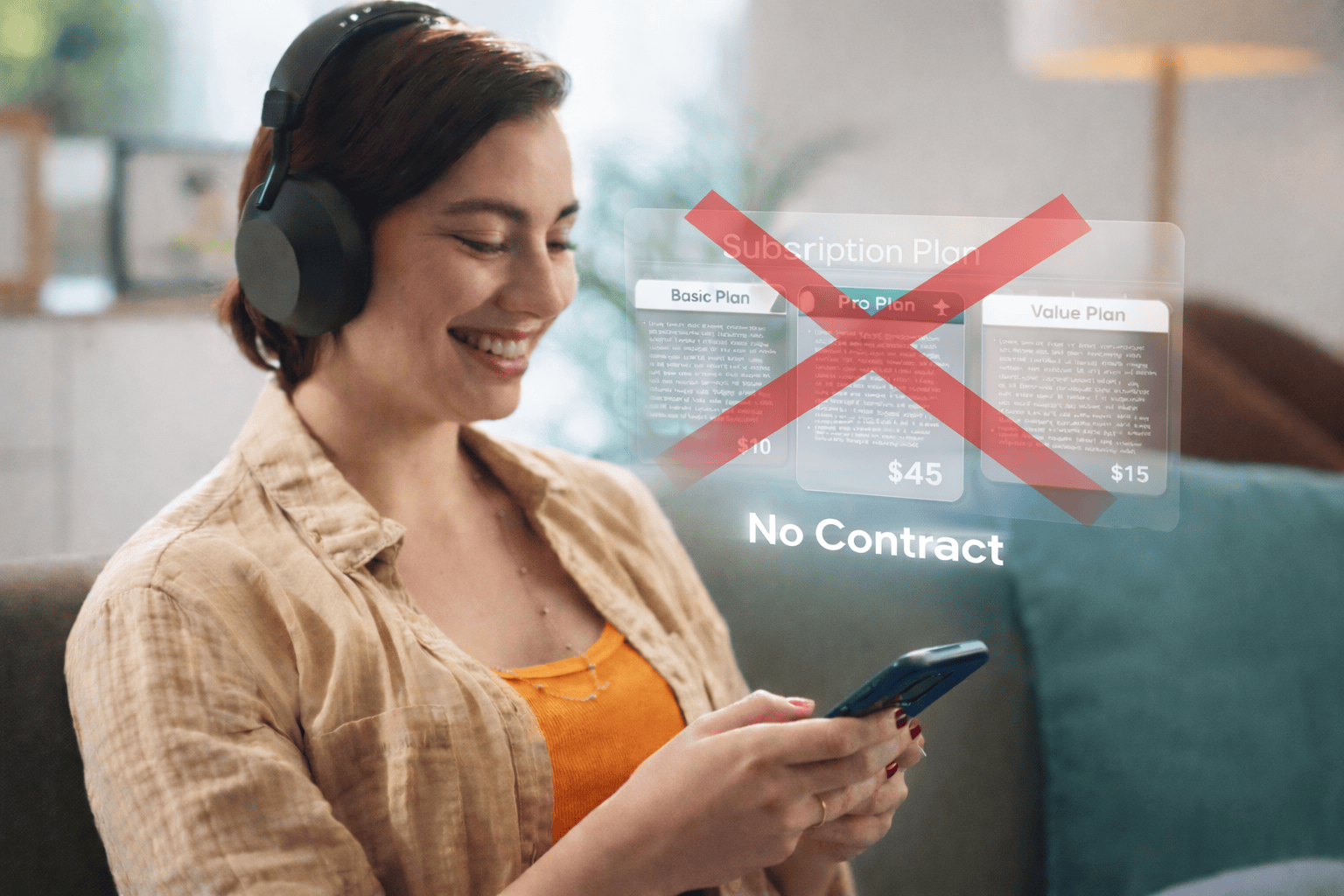 En glad kvinna som ska välja ett mobilabonnemang utan bindningstid.