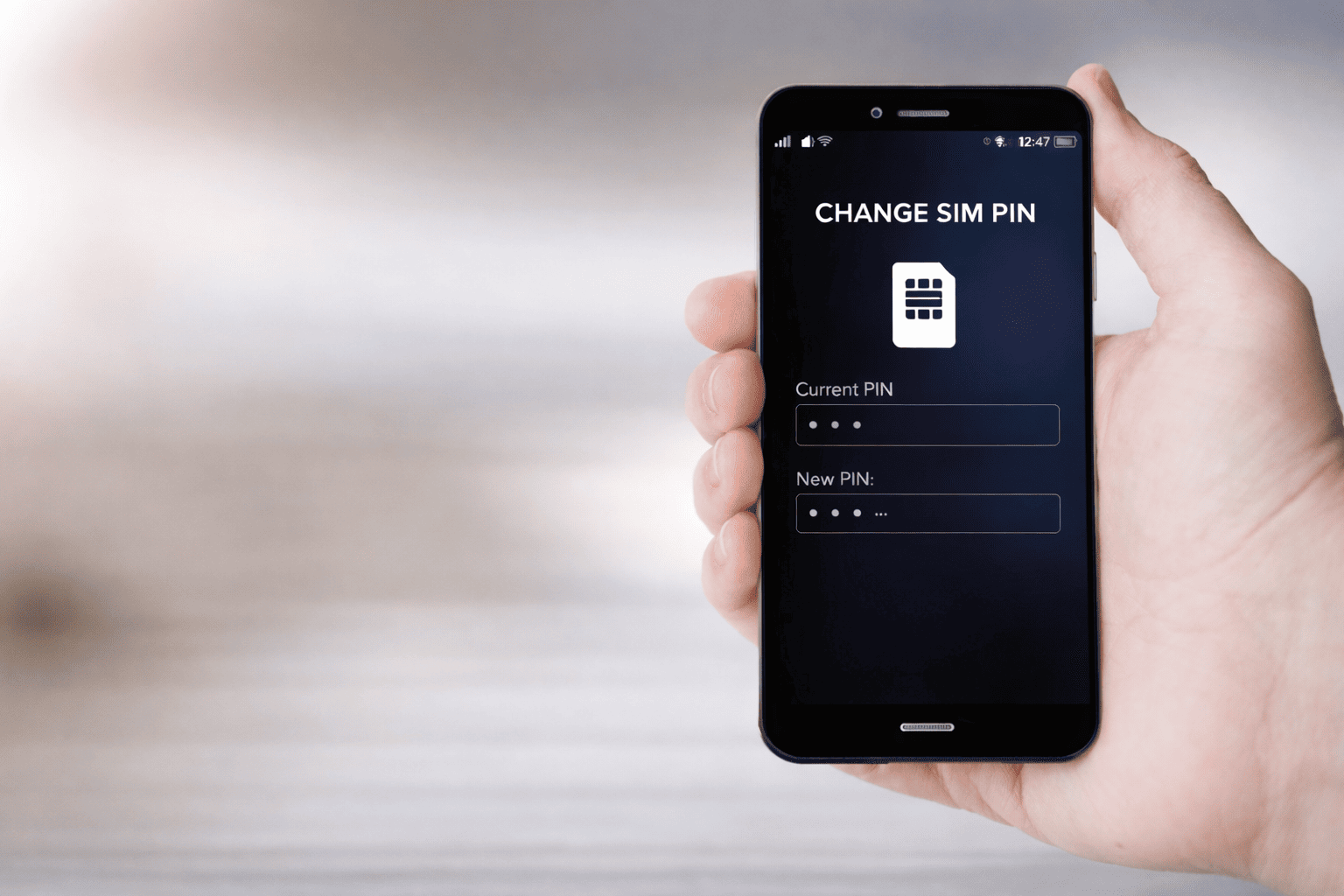 Byta pinkod på simkort Person som ska byta pinkod på simkort.