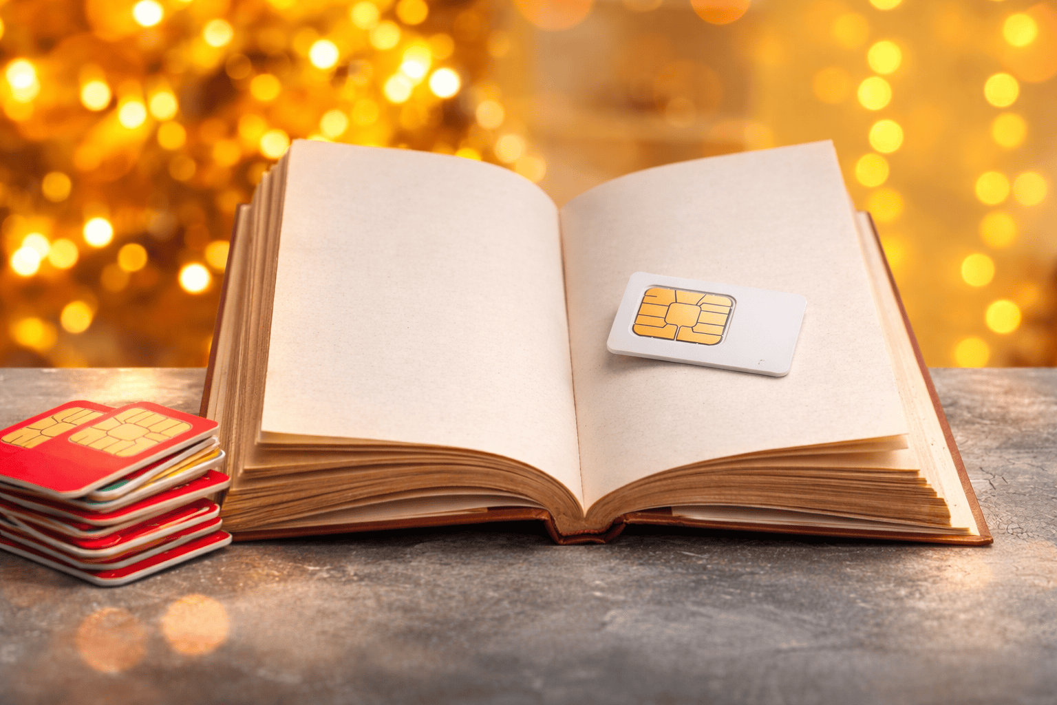Sim-kortet Sim-kortet på en historiebok samt en hög med simkort.