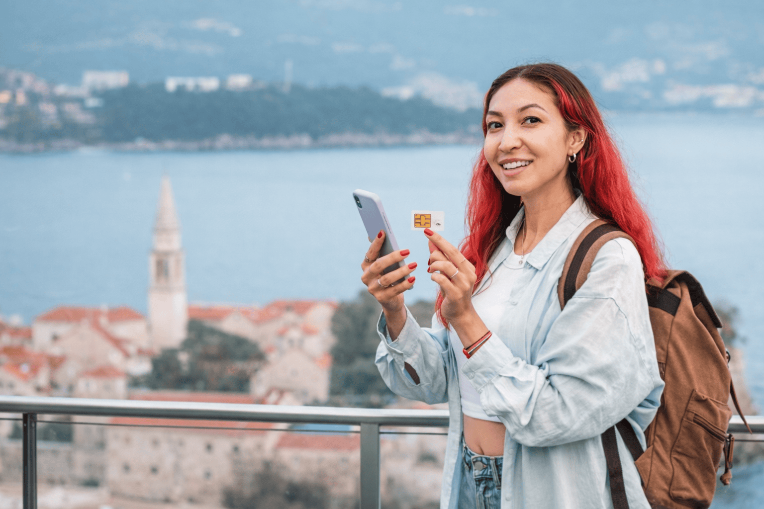 simkort utomlands Röd,brunhårig kvinna som hittat rätt simkort utomlands.