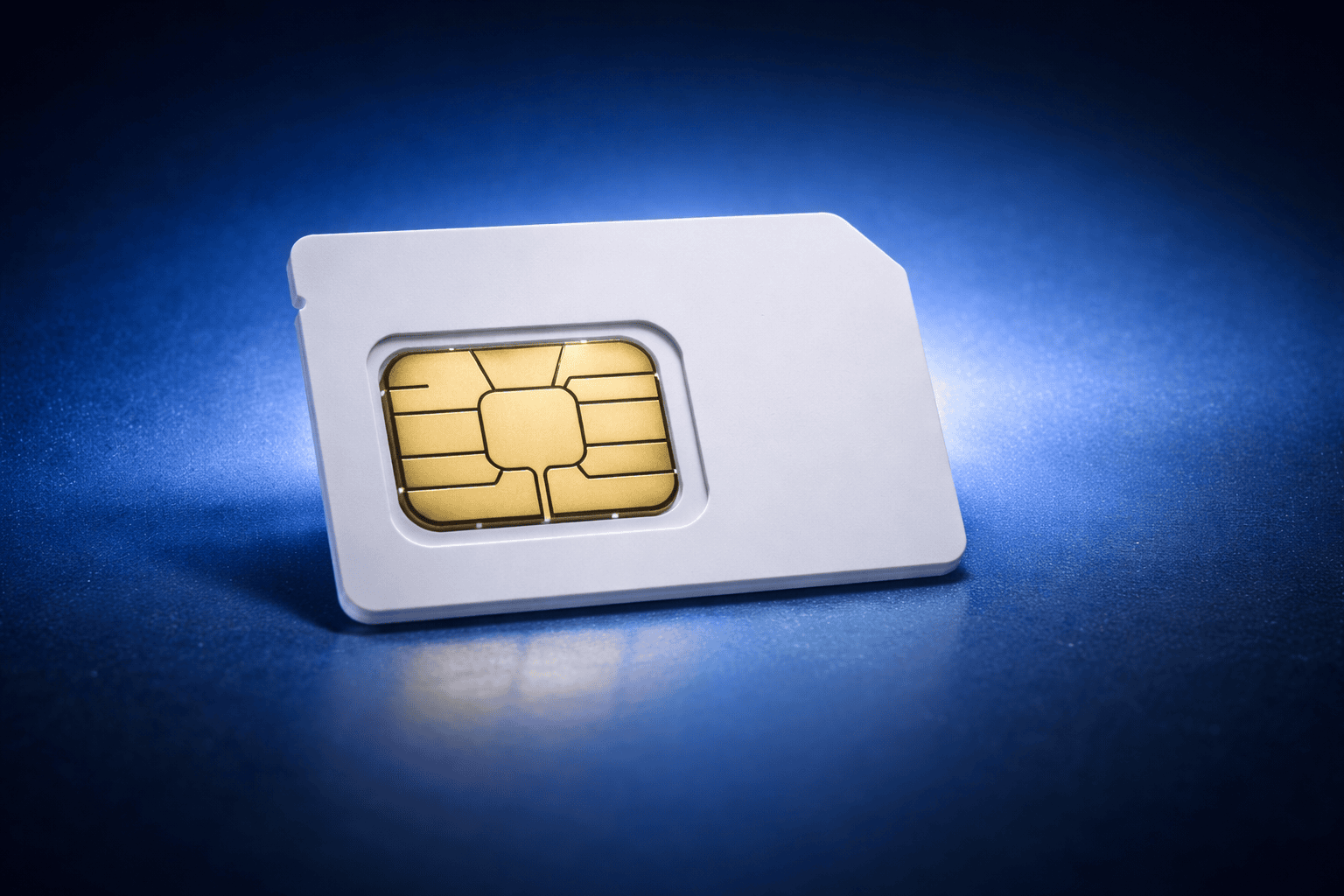 Simkort framför en blå bakgrund. Så gör du när du ska byta simkort.