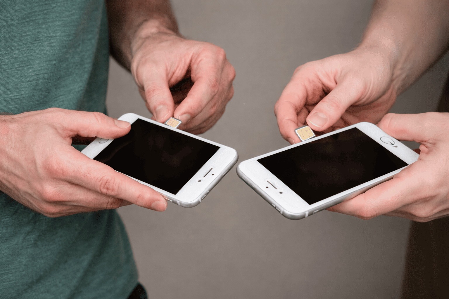 SIM iPhone Två personer som försöker byta SIM iPhone utan verktyg.