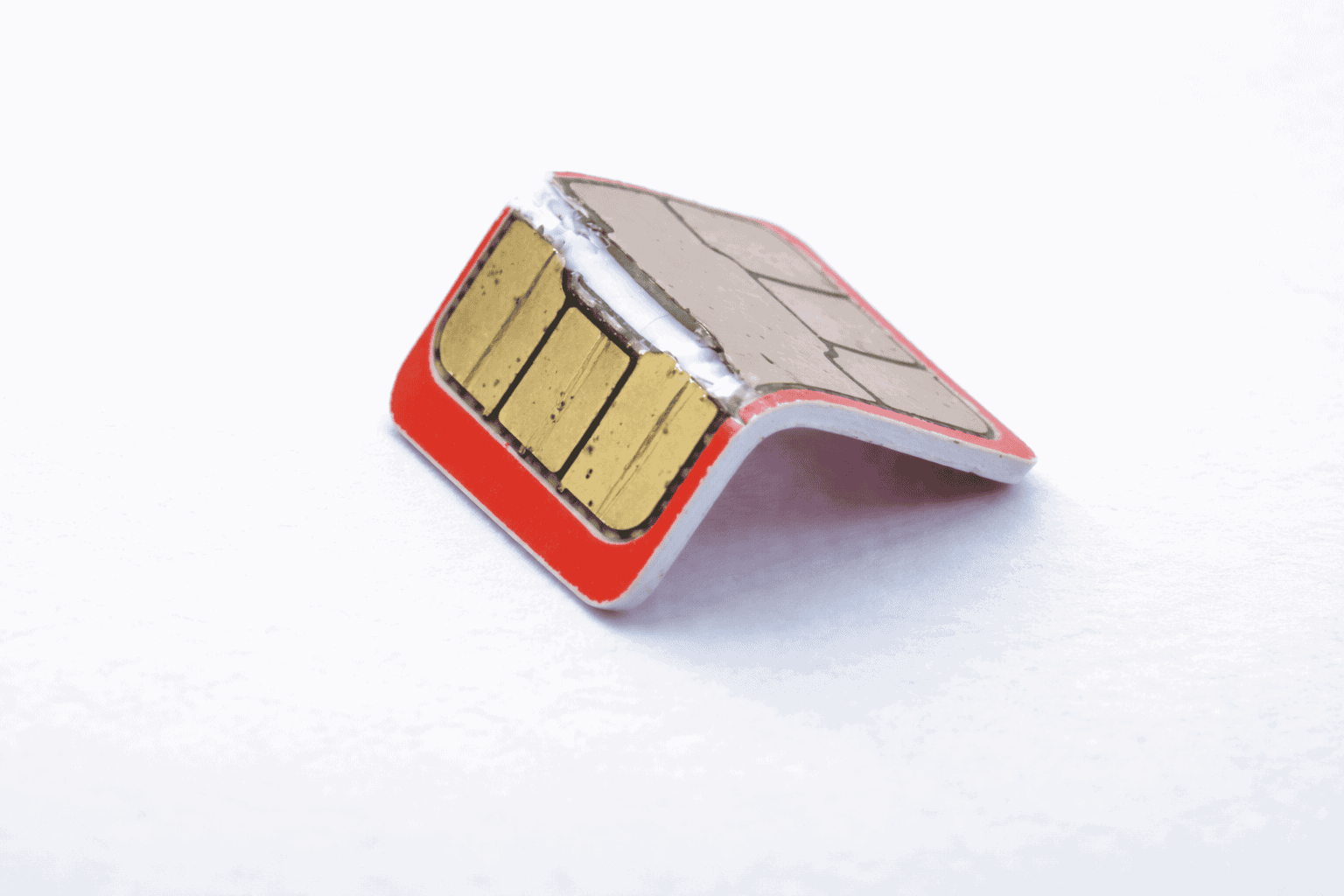 brutet SIM-kortet Ett brutet simkort. Hur länge håller ett SIM-kort?