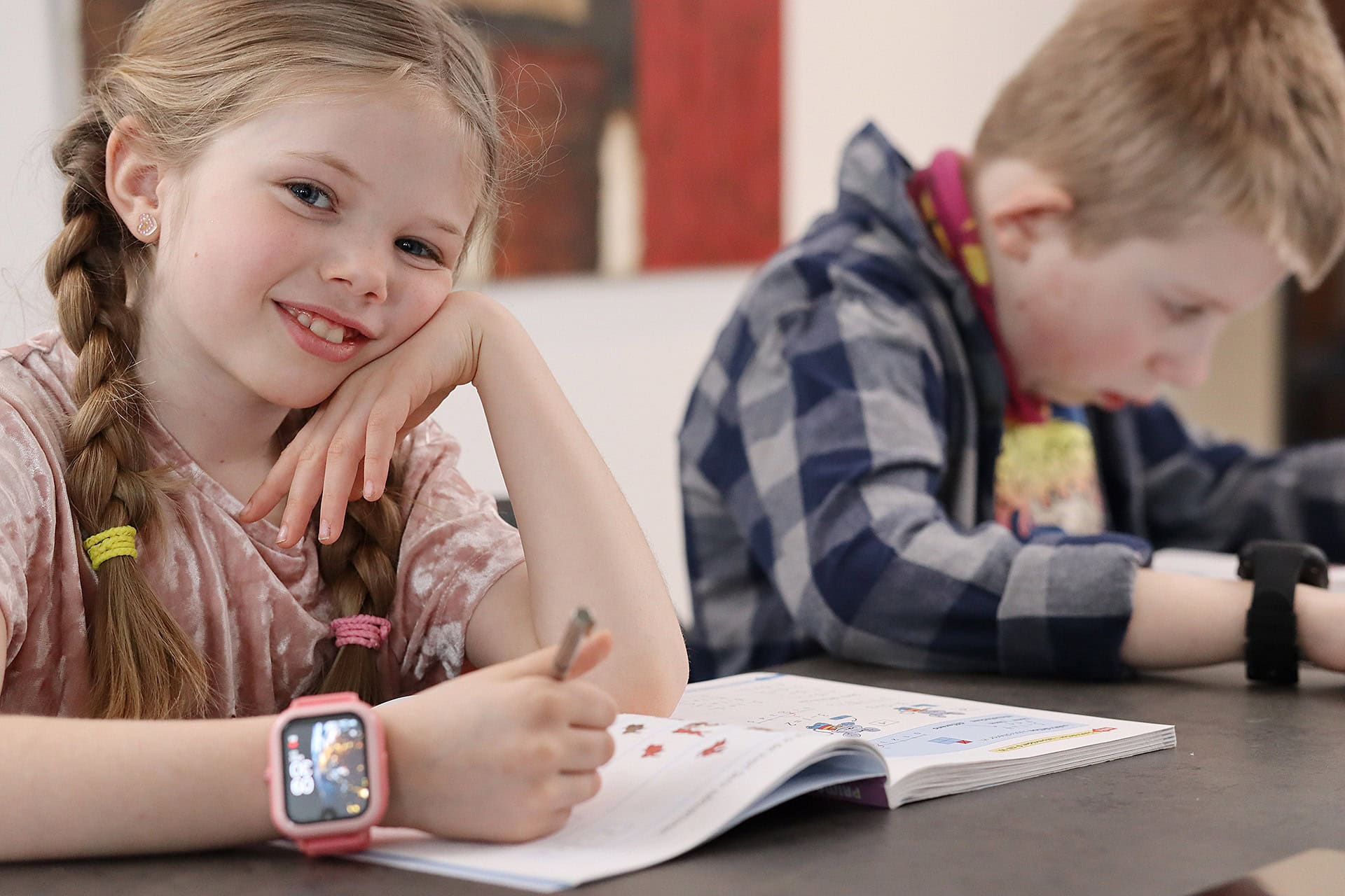 Smartwatch barn sim kort Två barn som bär varsin smartwatch för barn med sim kort.